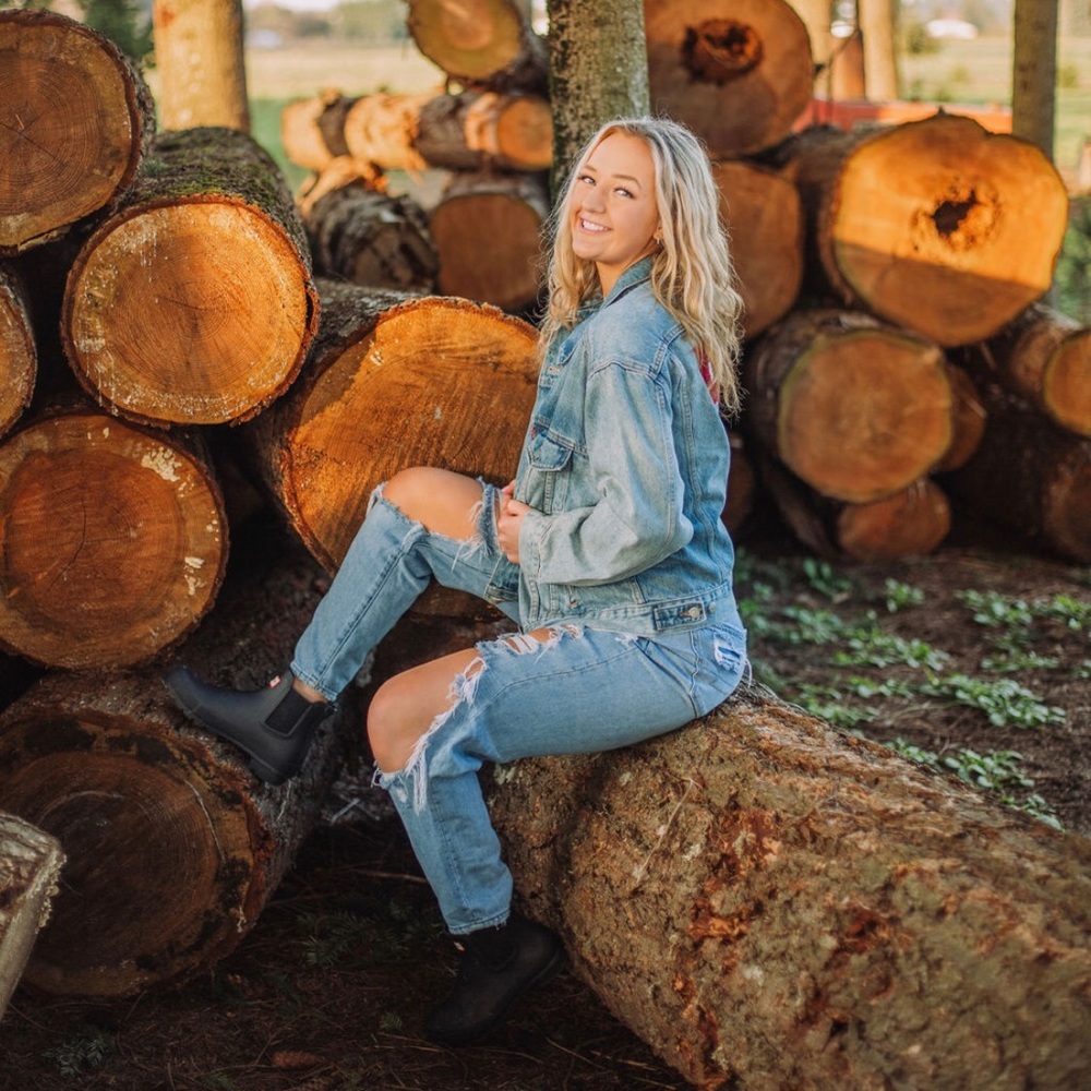 Meet your posher, Paige!✨